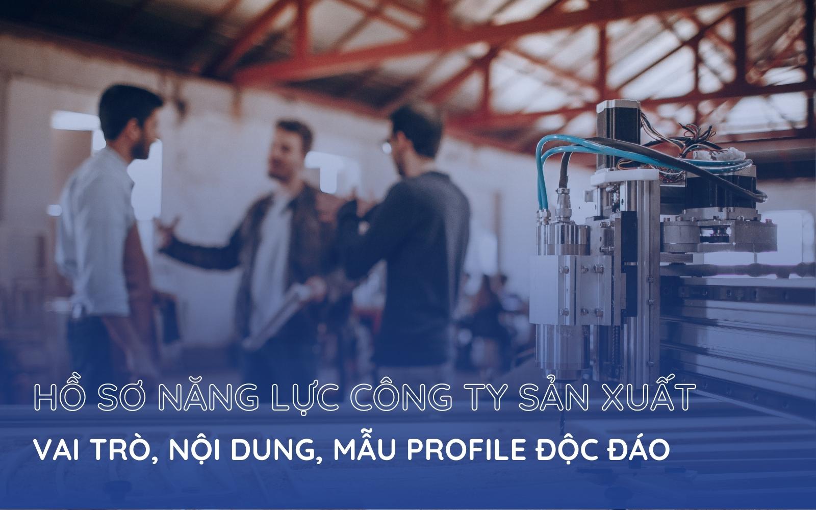 3 người đang ở trong xưởng của công ty sản xuất
